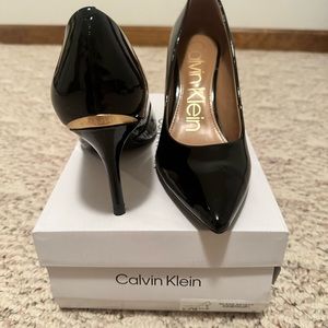 Patent black Calvin Klein Gayle pumps size 9.5